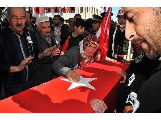 Kalp krizi geçiren anne şehit oğluna veda etti