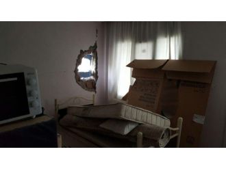 Teröristlerin roketi eve isabet etti