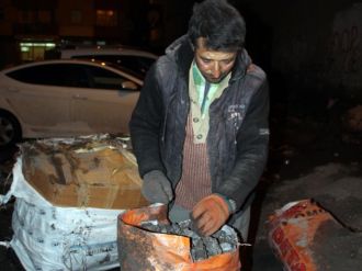 Çöpten topladığı kömürlerle geçimini sağlıyor