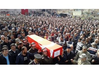 Şehit Kürtçe ağıtlarla son yolculuğuna uğurlandı