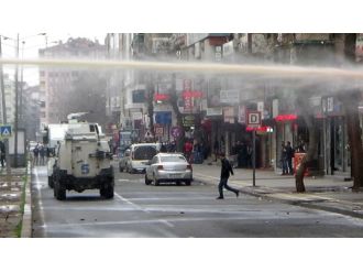 Diyarbakır karıştı: 2’si gazeteci 3 yaralı