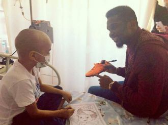 Eto’o lösemili çocuğa moral verdi