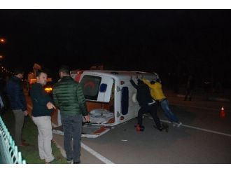 Hasta taşıyan ambulans kazaya karıştı: 6 yaralı