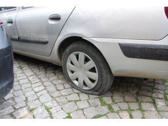 50’ye yakın aracın lastiğini kestiler