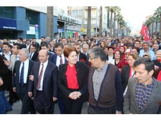 Akşener vatandaşlarla yürüdü