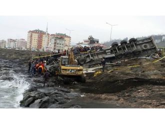 TIR kayalıklara uçtu: 1 ölü