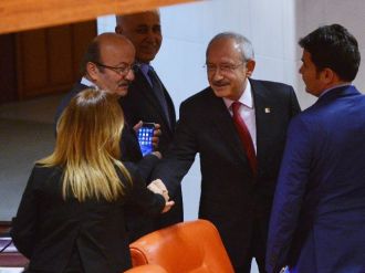 Kılıçdaroğlu Nazlıaka ile tokalaştı
