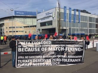 Trabzonspor taraftarları FIFA’ya da kırmızı kart gösterdi