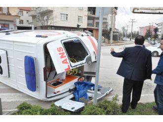 Otobüsün çarptığı ambulans takla attı: 5 yaralı