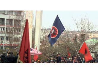 Kosova seçim sonrası karıştı! Polise molotoflu saldırı!