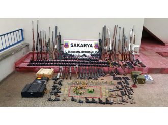 Baba ve oğlunun evinden cephanelik çıktı