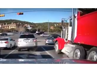 Kamyon ortalığı birbirine katı