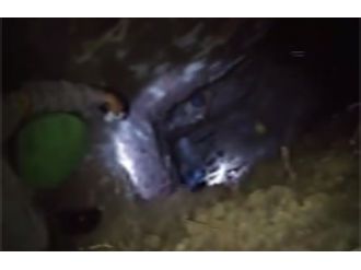 Mağarada kazı yapan şüphelilerin yakalanma anı kamerada