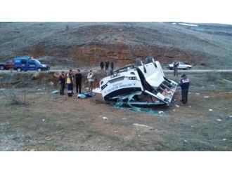 Hentbolcuları taşıyan minibüs kaza yaptı: 1 ölü, 12 yaralı