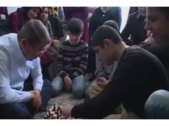 Başbakan ve rakibini izleyenler kahkahaya boğuldu