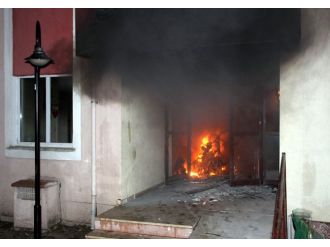 Apartman boşluğuna bırakılan motosiklet alev aldı: 15 yaralı