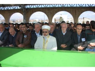 Yan yana defnedildiler