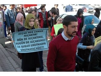 Tankların yürütüldüğü caddede yürüdüler
