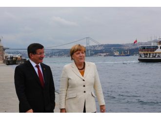 Davutoğlu, Merkel ile görüştü