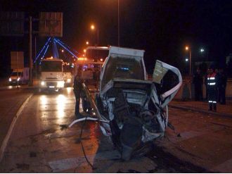 Korkuluklara çarpan araçtan dışarı fırladılar: 2 ölü