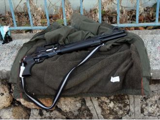 Kamu kurumunun duvarında pompalı tüfek bulundu