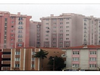 Metrelerce yüksekte tamirat görenleri korkuttu