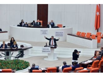 CHP’li vekil kürsüde pankart açtı