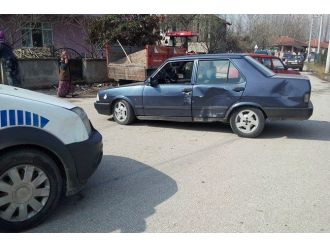 Polis kaçan sürücüyü otomobiline çarparak durdurdu