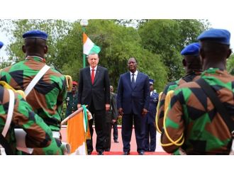 Cumhurbaşkanı Erdoğan resmi törenle karşılandı