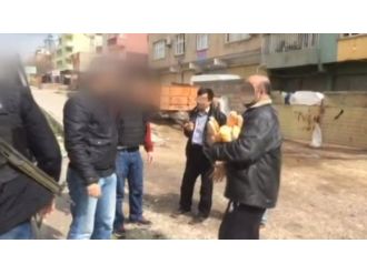 Polisler kapı kapı dolaşıp ekmek ve su dağıttı