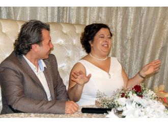 Gelin nikah masasında gülme krizine girerse