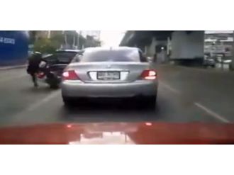 Otomobilden motosikletliye tekme !