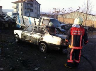 Başkent’te 2 araç kundaklandı