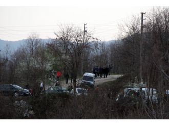 Eşi ve yakınlarına pusu kurmuş