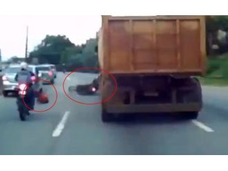 Kamyonun altında kalmaktan son anda kurtuldu