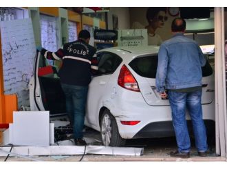 Önce yayaya çarptı sonra dükkana daldı!