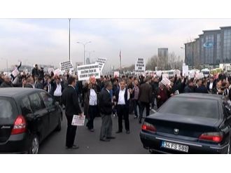 Servis şoförleri E-5’i trafiğe kapattı