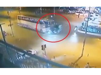 Önüne kattığı otomobili 100 metre sürükledi