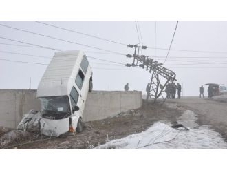 Minibüs elektrik direğine çarptı: 2 ölü