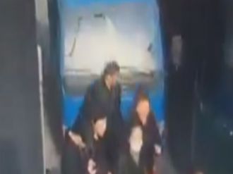 Kamyonet yayaların arasına daldı