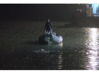 İstanbul’da içinde 3 kişinin bulunduğu araç denize uçtu