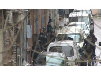 Teröristlerin kıstırıldığı binada silah sesleri