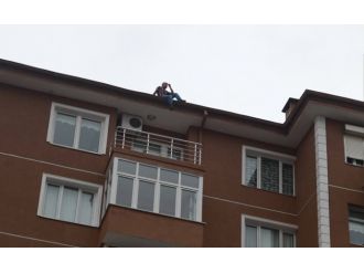 İntihar için çatıya çıktı "kurtarın" diye itfaiyeyi aradı