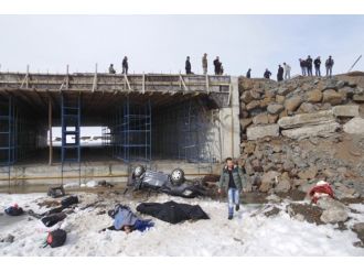 Otomobil köprüden uçtu: 3 ölü