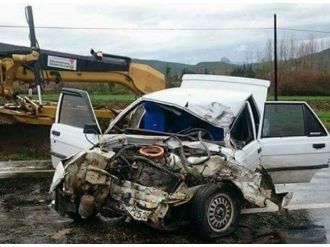 Kamyonetle otomobil çarpıştı: 1 ölü, 5 yaralı