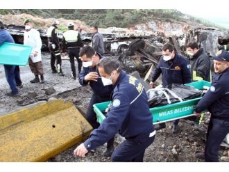 Aniden alev alan TIR’ın içinde yanarak can verdi
