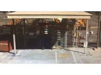 Aydınlatma direği kadının üzerine düştü