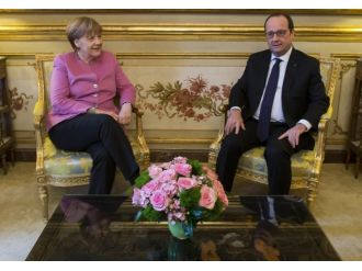 Merkel ve Hollande görüşmeye geçti