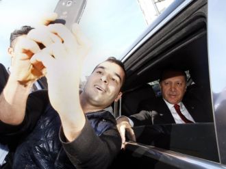 Erdoğan’ın konvoyunu durdurup selfie çektiler