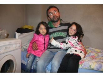 İki çocuğuyla inşaatta yatıp kalkıyor